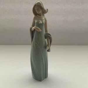 Lladro Figurine #5487 Ingenue Women Retired